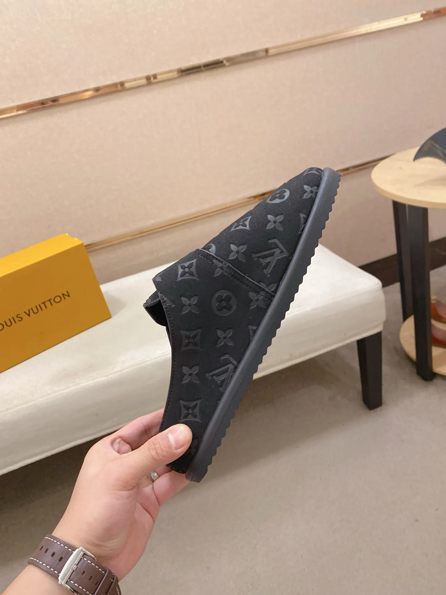 Men's shoes 💰: 360💰LV made 🔍Top purchasing agents, men's spring and summer slippers are available at the same counter. The uppers are made of Italian imported denim with logo graphics and high-quality craftsmanship. The soles are original soles specially provided by the original factory. The exclusive movable molded soles are super comfortable. Original factory follow-up products. 🔍🔍High quality. You can enter and exit the counter at will. Welcome to compare. The code number is 38-44.